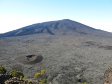 Der Vulkan! Man sieht gut, wo das Lava runtergelaufen ist.