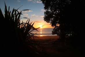 Sonnenaufgang am Totaranui-Beach
